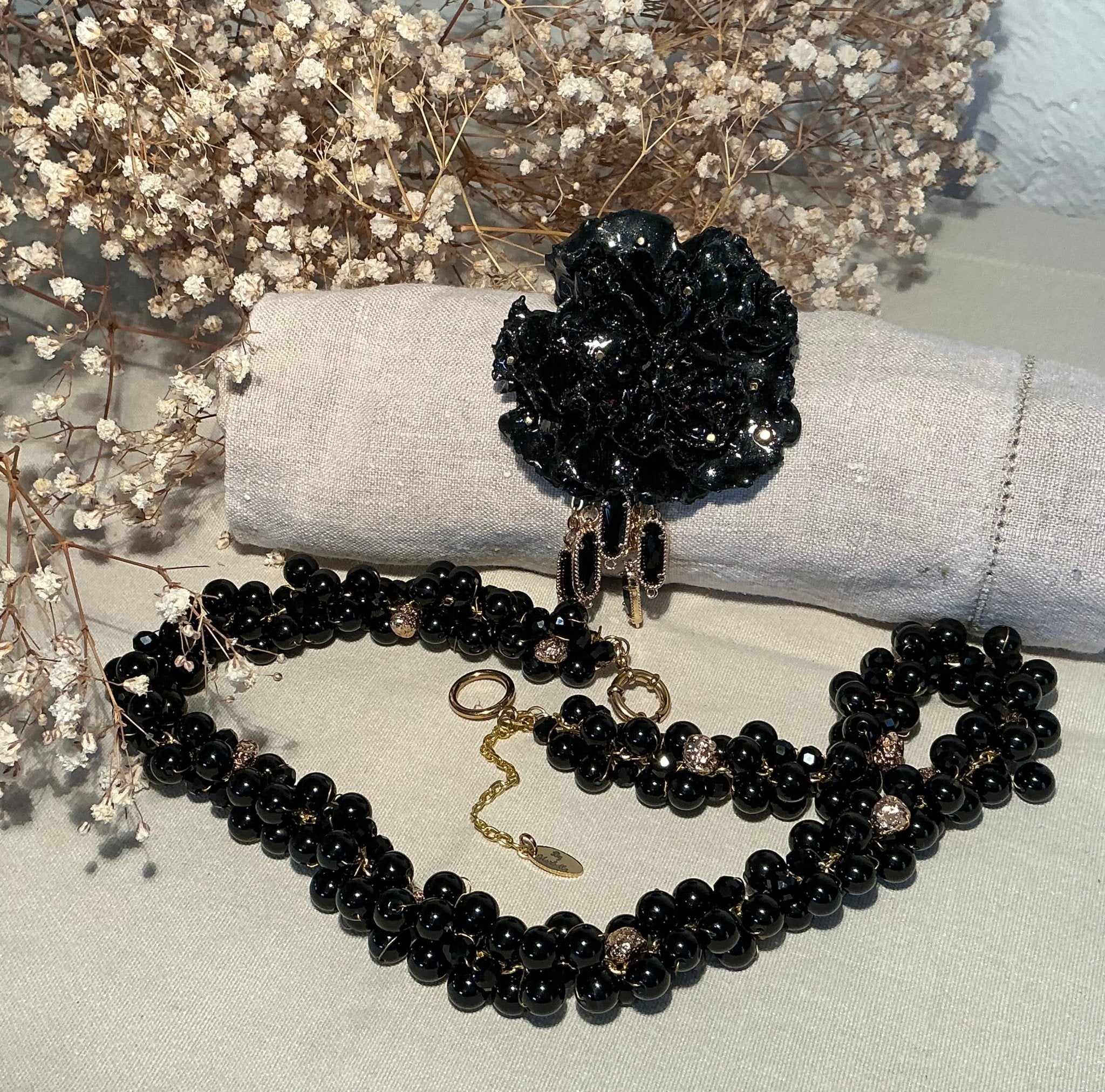 Camélia Noir Necklace