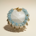 Brazalete aguamarina — sobre alabastro blanco