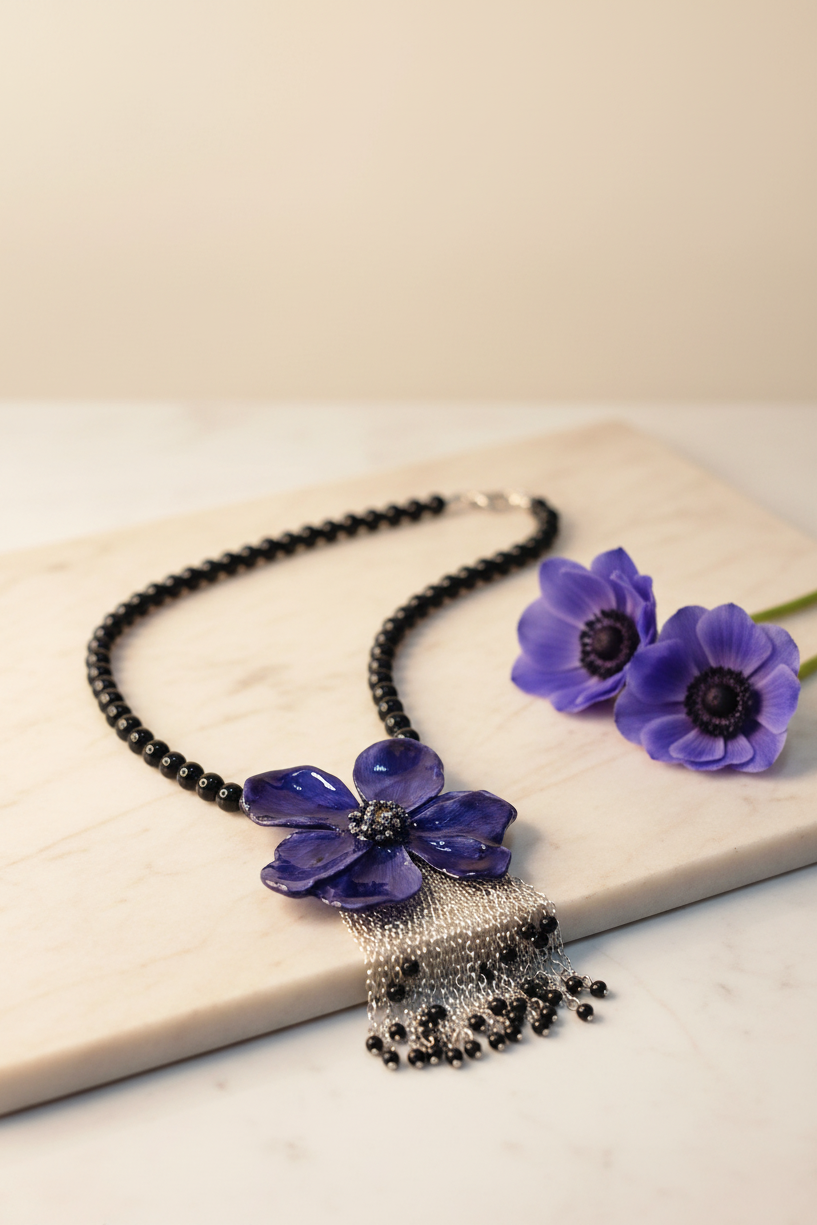 Collar Azul Sobre Mármol