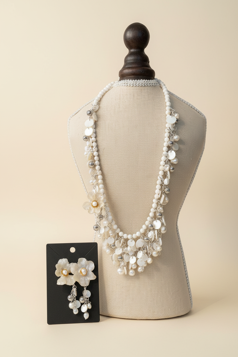 Collar Blanco Perlas Fondo Crema Editorial