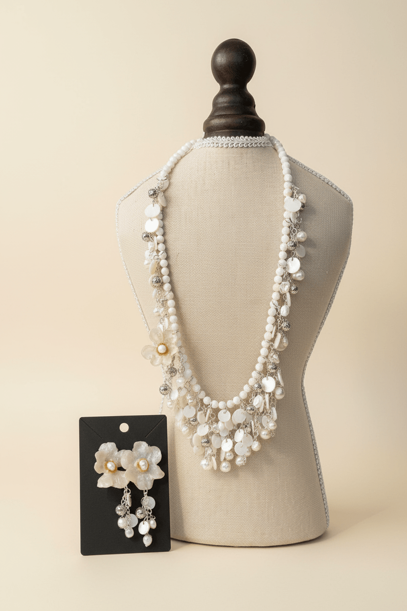Collar Blanco Perlas Fondo Crema Editorial