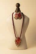 Collar Borgoña Fondo Crema Editorial Profesional