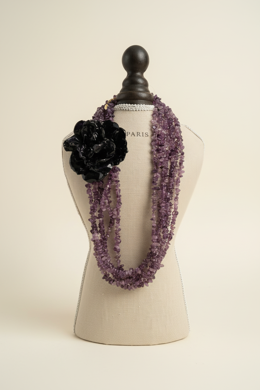 Collar editorial fondo crema