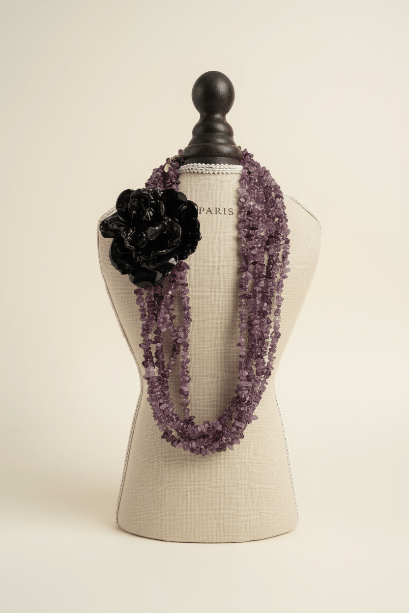 Collar editorial fondo crema