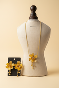Collar Flor Dorada Editorial