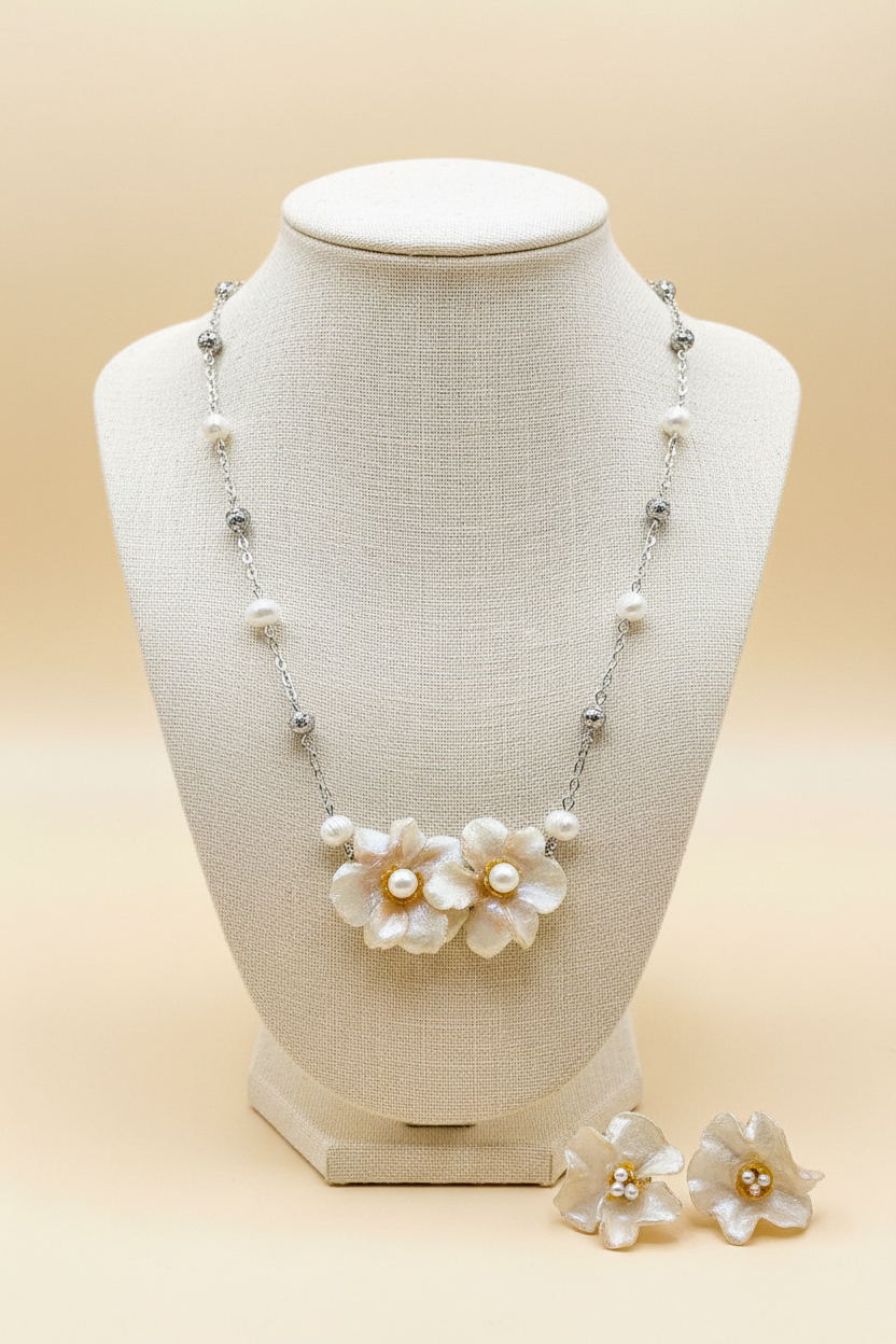 Collar Narciso Blanco Nacarado Editorial
