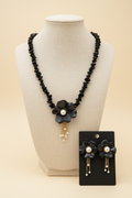 Collar Negro Perla Editorial Profesional