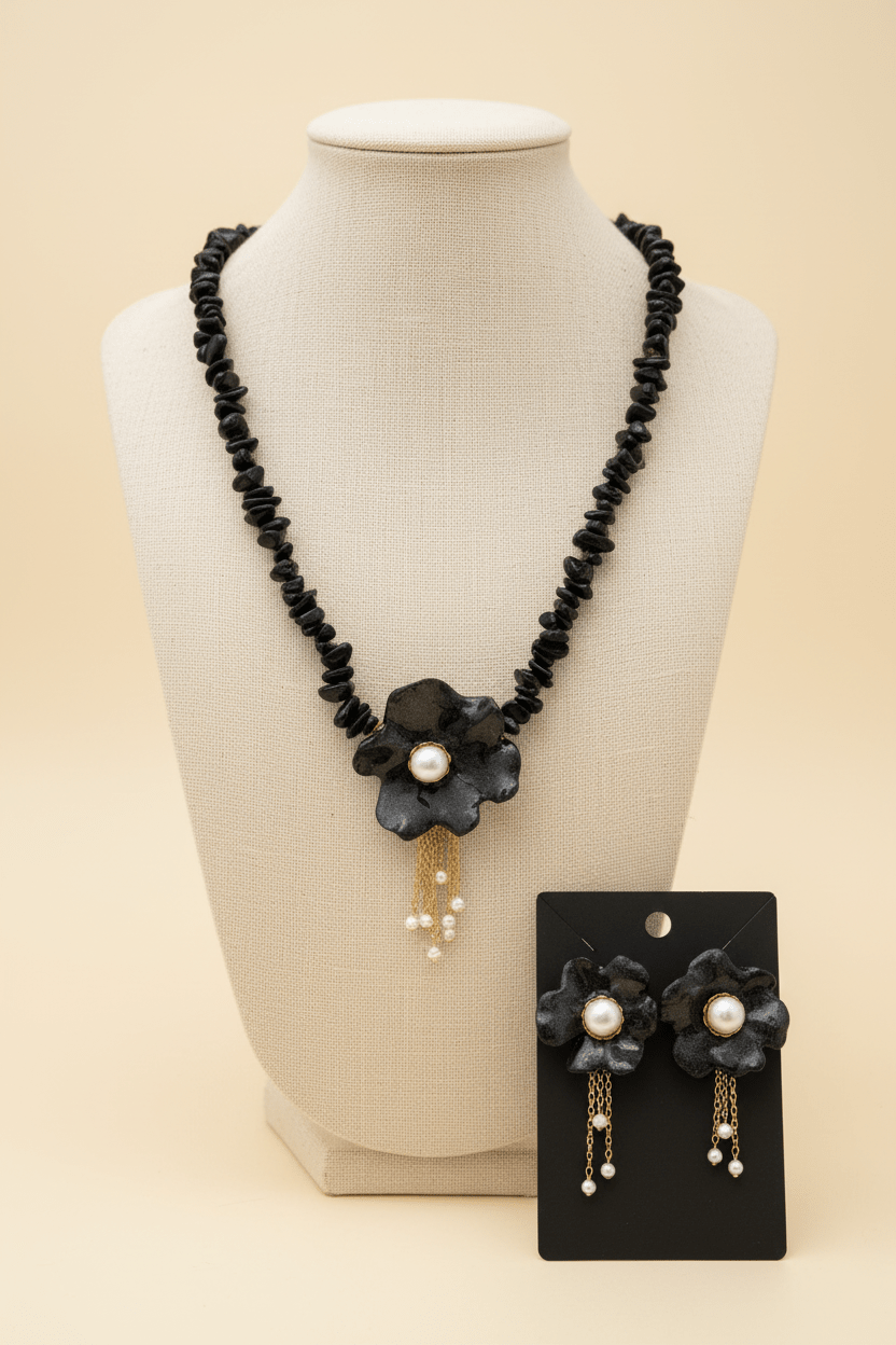 Collar Negro Perla Editorial Profesional