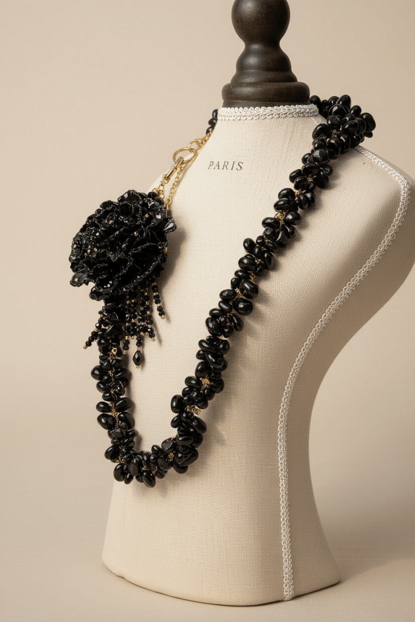 Collar onyx negro chips flor editorial fondo crema