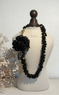 Collar onyx negro — editorial fondo crema