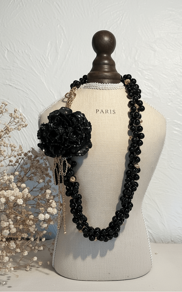 Collar onyx negro — editorial fondo crema