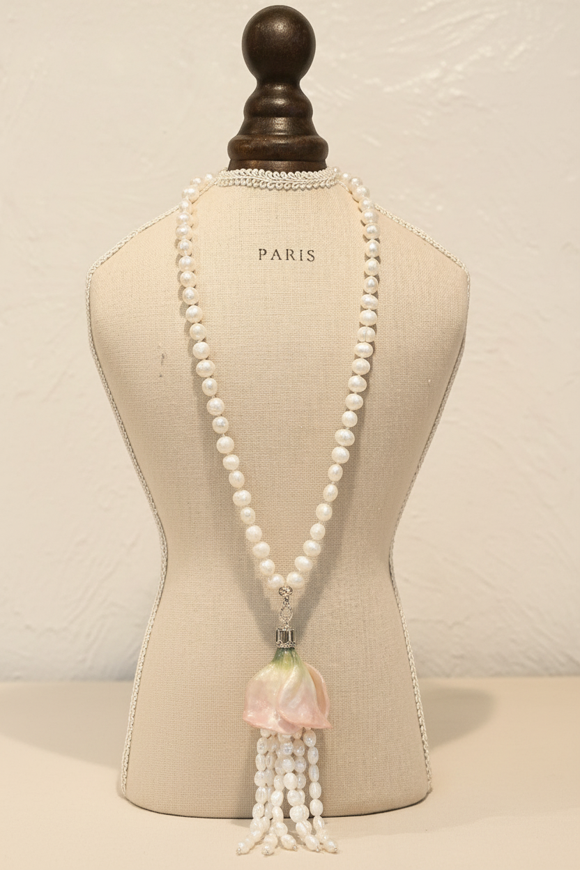 Collar perlas barrocas editorial fondo crema