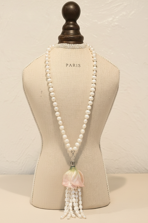 Collar perlas barrocas editorial fondo crema