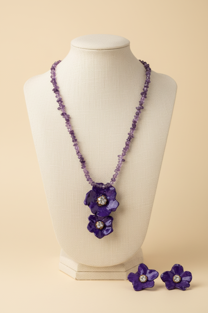 Collar Violeta Fondo Crema Editorial Profesional