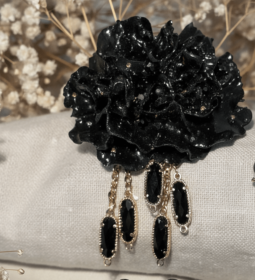 Primer plano flor negra brooch